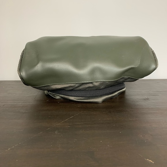 Tumi small travel bag - Picture 3 of 7